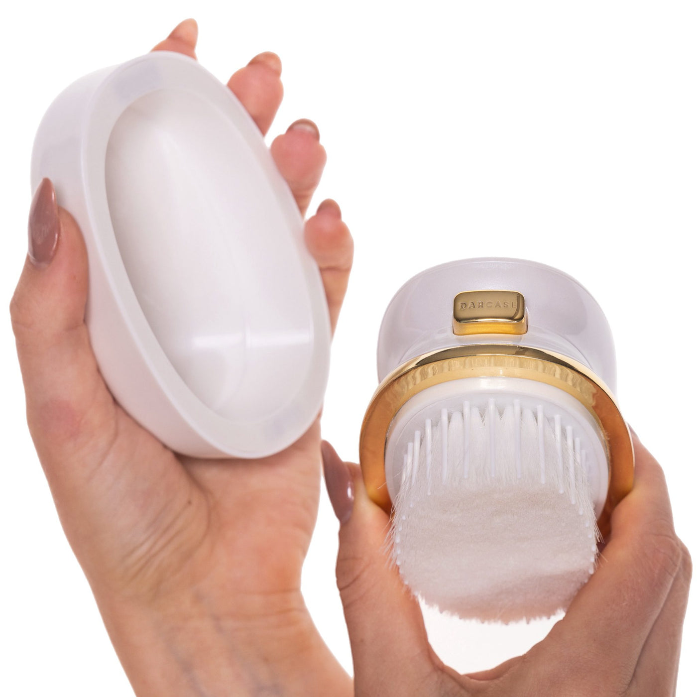 Hands holding the Darcase Ováluxe hairbrush and its magnetic cap